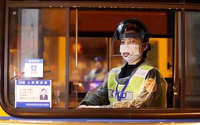 Nhân viên trạm thu phí dán môi cười lên khẩu trang ở Trung Quốc