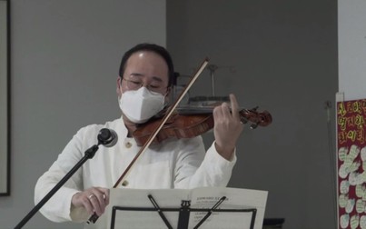 Nghệ sĩ đeo khẩu trang, chơi violin an ủi bệnh nhân COVID-19