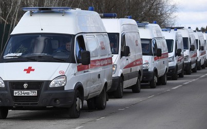Hàng dài xe cứu thương ùn tắc trước bệnh viện Moscow