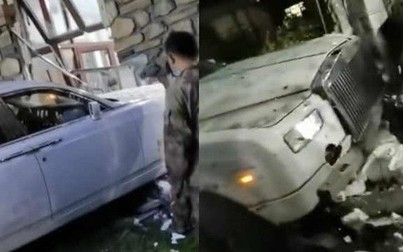Siêu xe  Rolls-Royce Phantom vỡ nát đầu sau cú đâm sập tường nhà dân