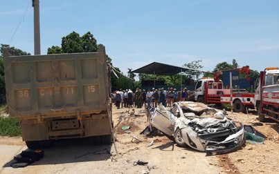Hiện trường vụ tai nạn kinh hoàng ở Thanh Hóa, xe ben đè chết 3 người trong xe ôtô