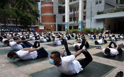 Cảnh sát Bangladesh luyện yoga tập thể giảm căng thẳng do COVID-19