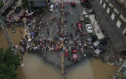 Người dân Trung Quốc dùng thuyền, bè để... đi trong nội thành do lũ lụt
