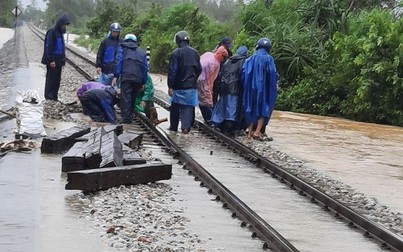 Đường sắt Bắc- Nam thông tuyến trở lại sau nhiều ngày tê liệt vì mưa lũ