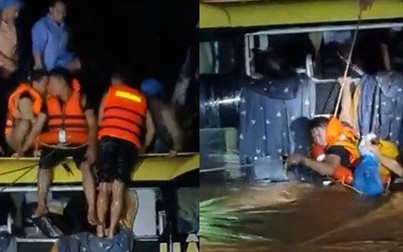 Kịp thời cứu 18 người trên xe khách bị lũ cuốn trôi ở Quảng Bình