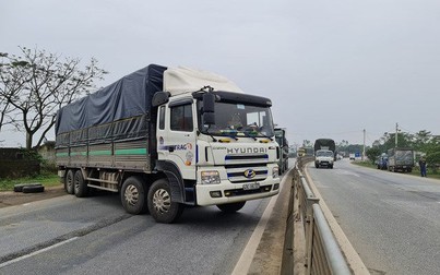 Không chấp hành hiệu lệnh CSGT Hà Tĩnh, tài xế lái xe tải chắn ngang QL1A