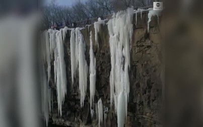 Chiêm ngưỡng phong cảnh thác nước đóng băng tuyệt đẹp ở Trung Quốc
