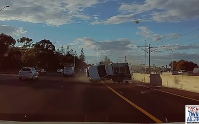 Hai xe bán tải cùng 'lăn lộn' trên đường cao tốc