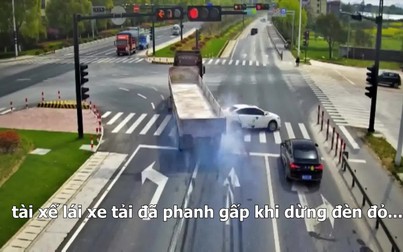 Phanh gấp dừng đèn đỏ, xe tải gây họa cho ô tô
