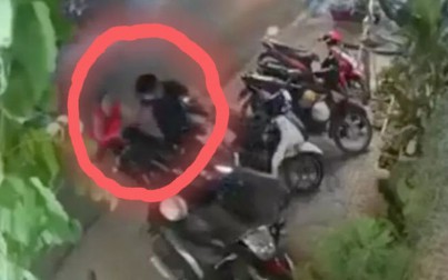 Video: Người phụ nữ khống chế tên trộm xe máy cực gắt