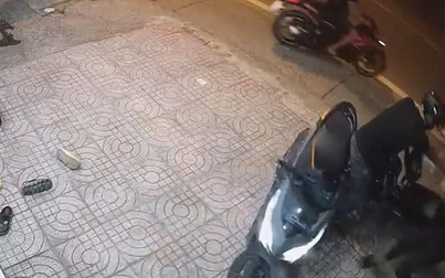 'Hiệp sĩ' tông thẳng xe máy vào kẻ trộm khi đang bẻ khóa
