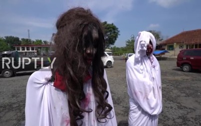 Indonesia: Người dân hóa trang thành ma quỷ đứng gác chốt phòng dịch COVID-19