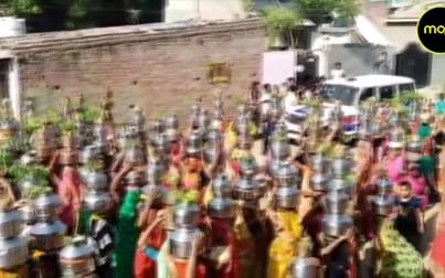 Hàng nghìn người Ấn Độ dâng nước thiêng 'đuổi COVID-19'