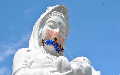 Nhật Bản đeo khẩu trang cho tượng Phật cao 57m