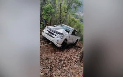 Hàng chục người giúp kéo xe gặp nạn trên đường núi