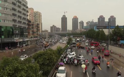 Ô tô chất đống trên phố sau trận lụt 'ngàn năm có một' ở Trung Quốc