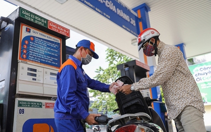 Giá xăng giảm gần 700 đồng/lít