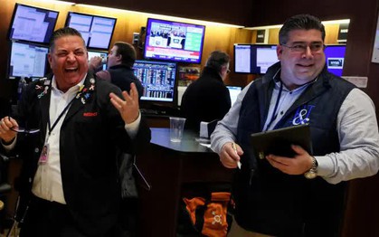 S&P 500 lập kỷ lục mới, Dow Jones tăng hơn 450 điểm