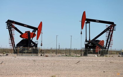 Tồn kho của Mỹ tăng đẩy giá dầu tiếp tục trượt dốc