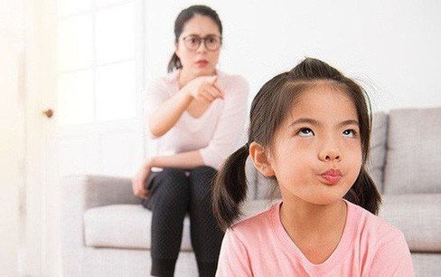 Ba mẹ có nên ra lệnh khi dạy trẻ?