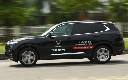 VinFast phục vụ khách hàng lái thử xe, hỗ trợ ký hợp đồng tại nhà