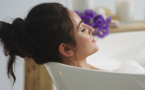 6 lợi ích bất ngờ từ việc tắm vòi sen mà bạn có thể chưa biết