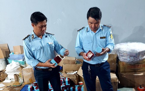 TP.HCM: Phát hiện 5 kho chứa hàng và xưởng sản xuất dầu gội, sữa tắm giả