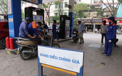 Giá xăng tiếp tục giảm mạnh, về hơn 20.000 đồng/lít