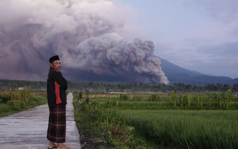 Núi lửa Semeru phun trào, Indonesia nâng cảnh báo lên mức cao nhất
