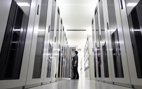 Nikkei: Tình trạng dư thừa chip sẽ kéo dài đến hết năm 2023 nhưng khủng hoảng ô tô vẫn tiếp diễn