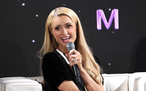 Công ty truyền thông của Paris Hilton giáng đòn mạnh vào X
