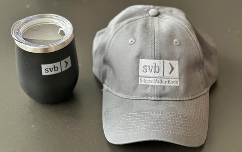 Vật dụng có in logo SVB bị rao bán tràn lan trên eBay