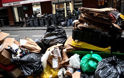 Thủ đô Paris của Pháp tràn ngập rác do đình công


