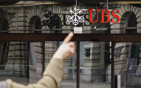 UBS đồng ý mua Credit Suisse với giá hơn 3 tỷ USD nhằm chặn khủng hoảng lan rộng