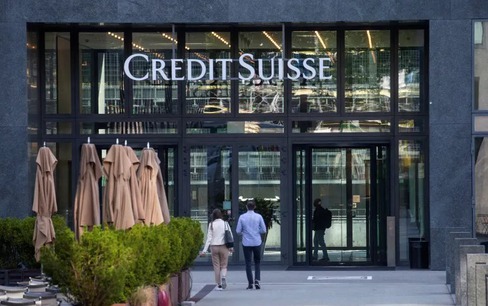 Nhân viên ngân hàng, truyền thông bị 'sốc' sau khi Credit Suisse bị bán cho UBS


