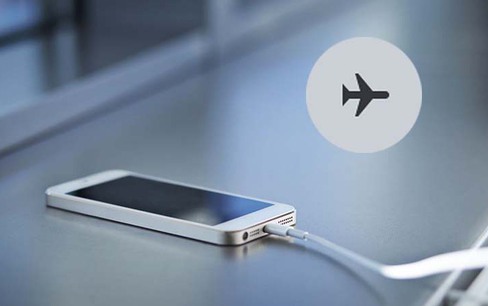 Lý do khi ngủ bạn nên để điện thoại ở chế độ máy bay?