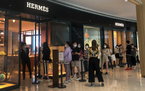 Có phải Hermès đã đi quá xa với chiến thuật bán túi xách độc quyền của mình?