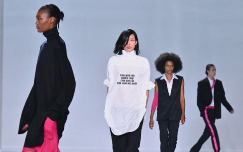 NTK gốc Việt Peter Do mang tiếng Việt lên sàn diễn New York Fashion Week