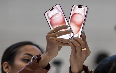 Apple lùi thời gian giao hàng iPhone 15 Pro Max sang tháng 11 do nhu cầu tăng cao