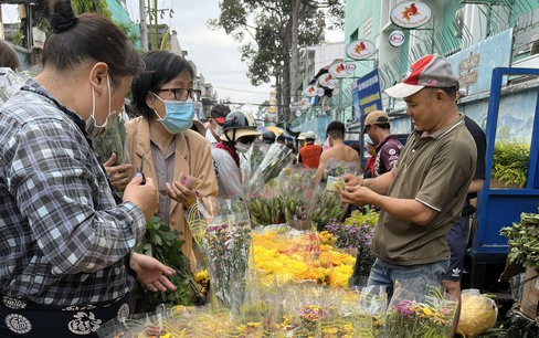 Chợ hoa lớn nhất TP.HCM đông nghịt khách ngày 29 Tết