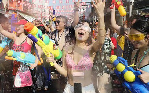 Bangkok 'bùng nổ' lễ hội Songkran giải nhiệt giữa cái nóng 40 độ