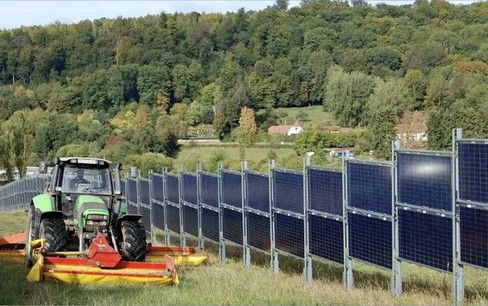 Dân châu Âu làm hàng rào bằng tấm pin năng lượng mặt trời