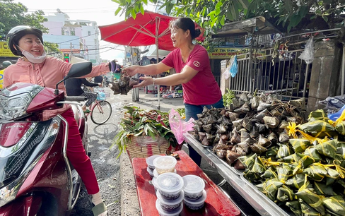 Nhộn nhịp mua sắm dịp Tết Đoan Ngọ