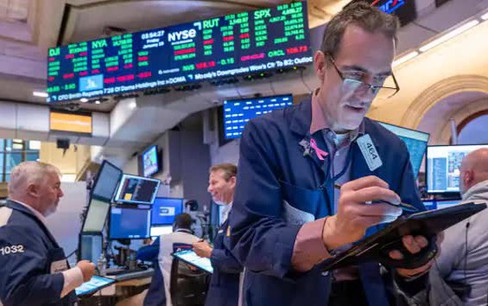Dow Jones tăng hơn 200 điểm, vượt mốc 40.000