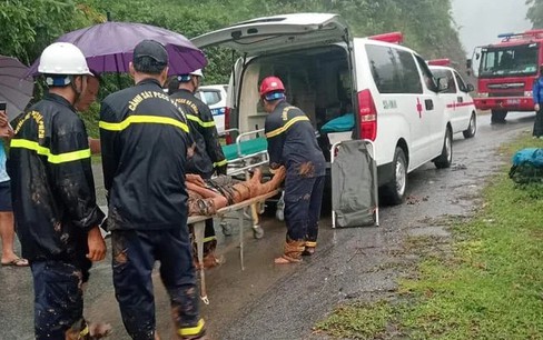 Sạt lở vùi lấp xe khách ở Hà Giang, ít nhất 5 người tử vong