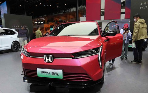 Honda cắt giảm 30% công suất sản xuất xe chạy bằng xăng tại Trung Quốc