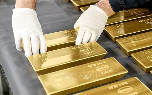 Giá vàng thế giới giảm hơn 1% sau khi chạm 'đỉnh' mới