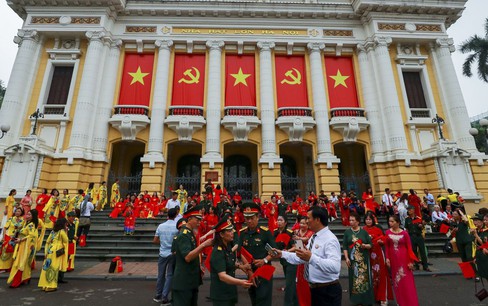 Phố phường Hà Nội rực rỡ mừng ngày Thống nhất non sông