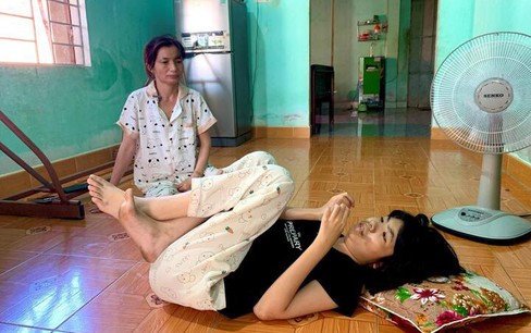 Vừa mất chồng vì ung thư, mẹ nghèo gồng gánh nuôi 2 con bệnh tật