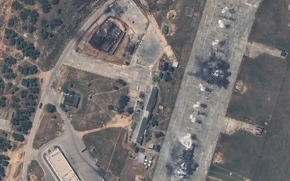 Hình ảnh vệ tinh cho thấy máy bay phản lực và tòa nhà của Nga bị phá hủy tại căn cứ không quân Crimea